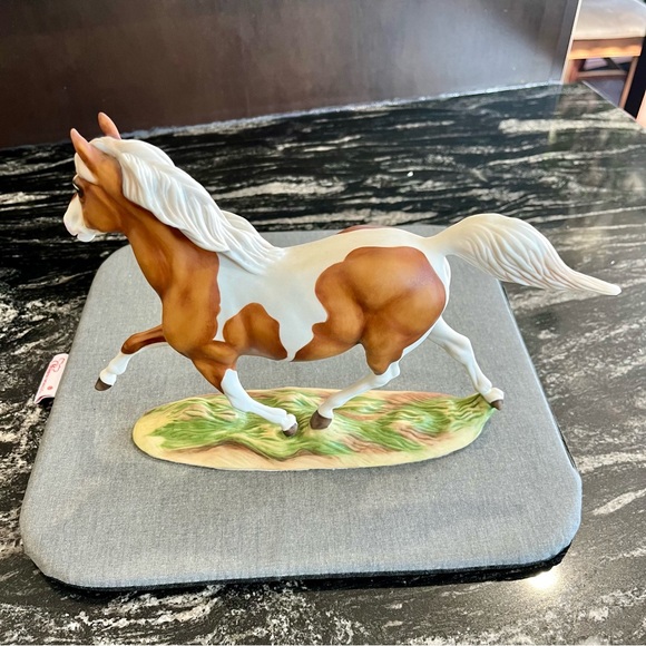 Franklin Mint Misty of Chincoteague Pinto Horse statue by Pamela Du Boulay - Picture 4 of 11